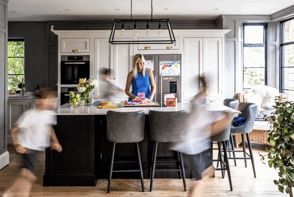 with Bex Maini | December 6, 2022